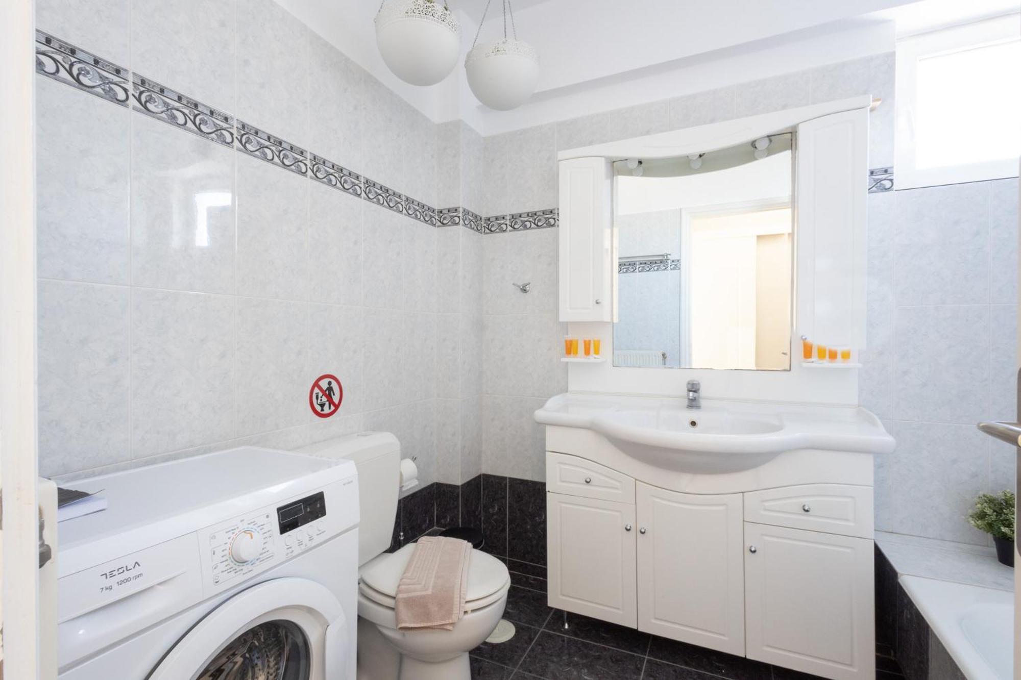 Renovated 3 Bedroom Apt With Acropolis View Атина Екстериор снимка